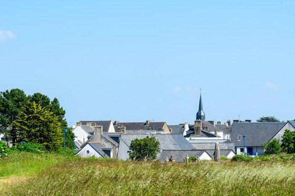 Toits du village et flèche de l’église, Locmariaquer