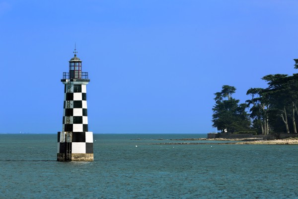 Phare à l’extérieur de Loctudy, vu de l’Ile-Tudy, Bretagne
