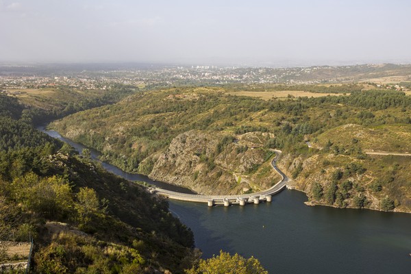 Barrage hydroélectrique de Grangent, dans les Gorges de la Loire, depuis le Château de l’Essalois sur les hauteurs