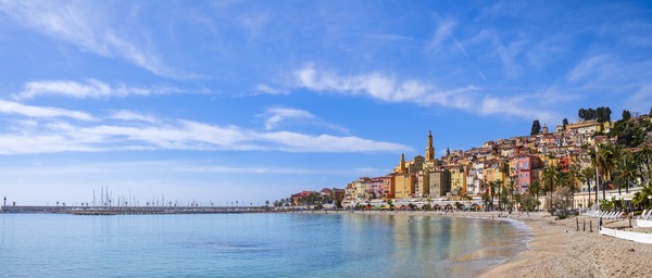 Bâtiments colorés de Menton dans la Riviera Français