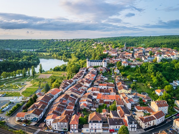 Beau vol au-dessus d’un petit village de France, Liverdun, Grand Est