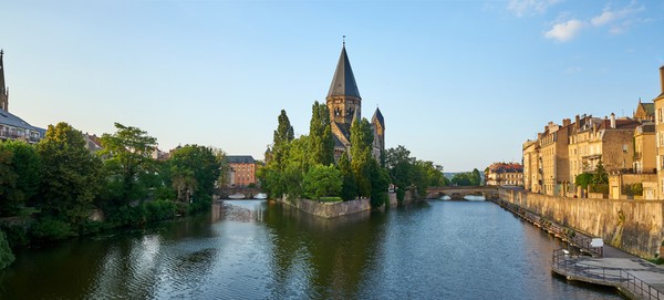 Vue panoramique du Temple Protestant de nouveau (Temple Neuf) église île à Metz en France