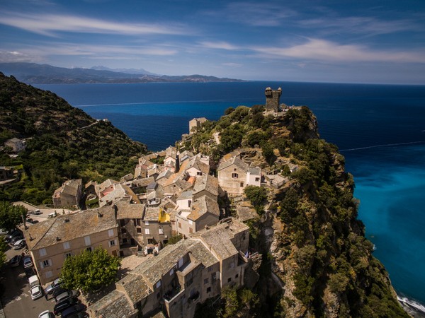 Vue aérienne du magnifique village de Nonza, Cap Corse,