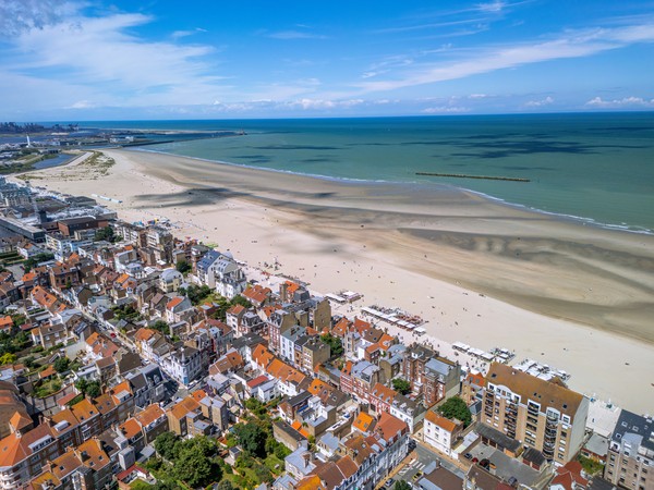 La vue aérienne par drone de la plage et de la ville de Dunkerque, France.