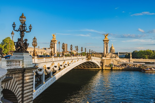 Pont sur la Seine à Paris, France, Pont Alexandre III par une belle journée claire