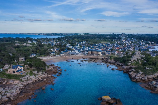 Vue aérienne du port de pêche de Ploumanac’h dans le département des Côtes-d’Armor en Bretagne française