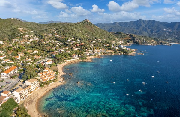 Village de Casaglione avec la plage de tiuccia