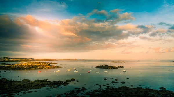 Vue sur l’océan Atlantique, en contrebas chez Marie à Pleumeur-Bodou