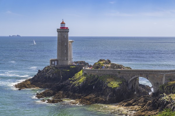 Phare du Fort du Minou reliant la côte bretagne et l’océan