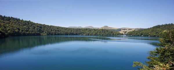Vue panoramique sur le lac de Pavin, un lieu célèbre d’Auvergne, en France