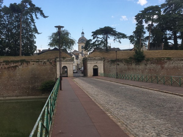 Une route et l’entrée de la vieille ville du Quesnoy, dans le Nord, en France