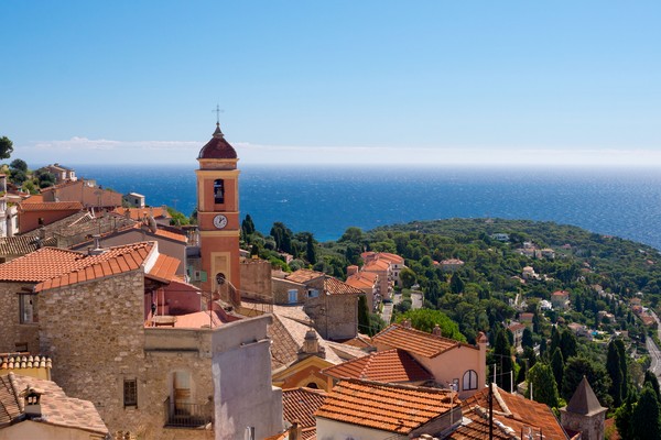 Vue sur la mer et la Côte d’Azur depuis la forteresse de l’ancien château de Roquebrune-Cap-Martin, france sur la côte méditerranéenne près de Monaco.