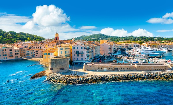 Vue de la ville de Saint-Tropez au coucher du soleil, Provence. Côte d’Azur, une destination de voyage populaire en Europe