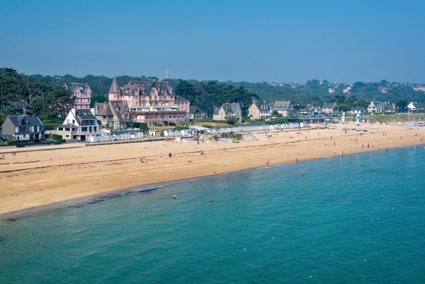 Vue de la plage de Saint-Cast-Le-Guildo en été dans les Côtes d’Armor, Britanny, France