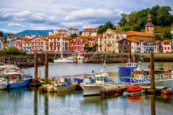 Maisons basques colorés dans le port de Saint-Jean-de-Luz, France