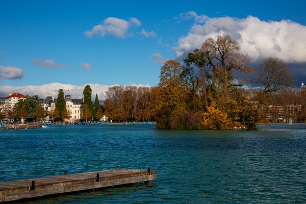 L’embarcadère de Saint-Jorioz sous les vagues, Haute-Savoie, France