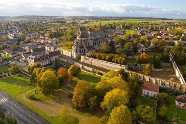 Vue aérienne de l'église Saint-Nicolas à Saint-Leu d'Esserent