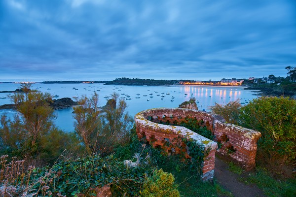 Plage de Saint-Lunaire au cours de l’heure bleue, Bretagne, ille-et-vilaine,
