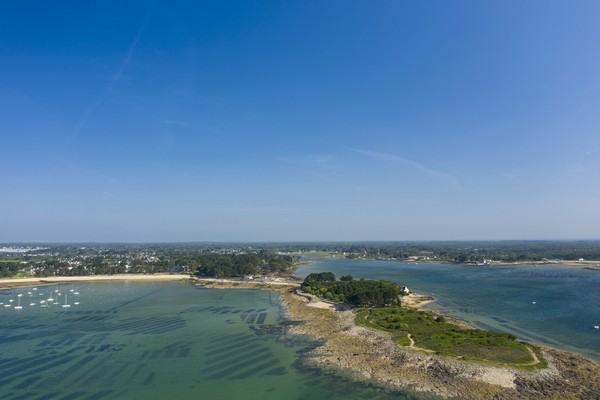 Anse de Trehennarvour à Saint-Philibert en Europe, en France, en Bretagne, dans le Morbihan, à Saint Philibert, en été, par une journée ensoleillée.