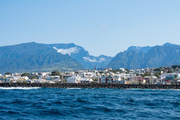Plan rapproché de la vue sur l’océan de Saint-Pierre, île de la Réunion avec l’Entre-Deux au centre de l’image