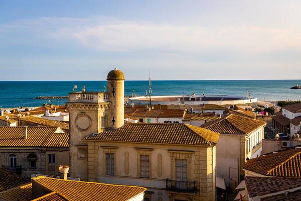 La vue au coucher du soleil sur les Saintes-Maries-de-la-Mer, la capitale de la Camargue en France