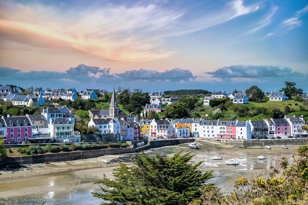 Vue panoramique sur Sauzon en Bretagne par une journée ensoleillée