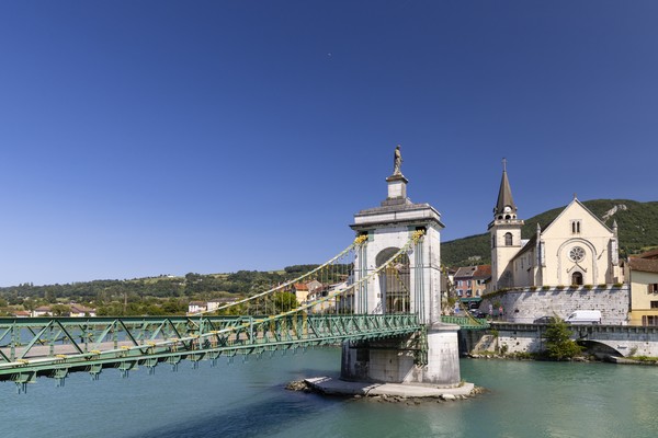 Pont suspendu de Seyssel traversant le Rhône en Auvergne Rhône Alpes, France