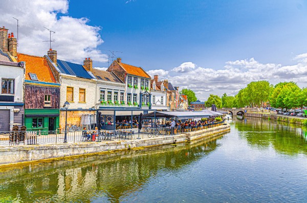 Paysage urbain d’Amiens, vieille ville, quartier Saint-Leu, quai Belu, canal d’eau de la rivière Somme, restaurants de rue, maisons traditionnelles et pont dans le centre historique, Région Hauts-de-France, France