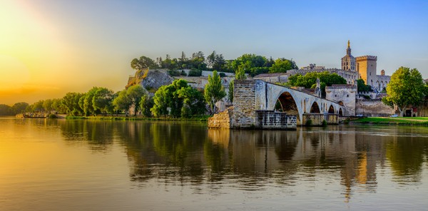 Lever du soleil du pont d’Avignon avec le Palais des Papes, Pont Saint-Bénezet, Provence, France