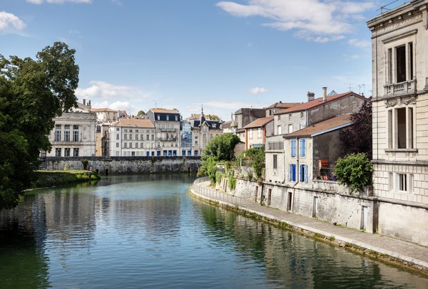 Vieux bâtiments le long de la Meuse dans la ville française de Verdun