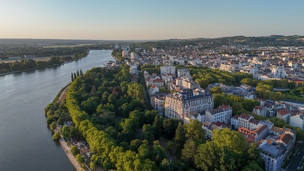 Ville de Vichy en Auvergne au coucher du soleil