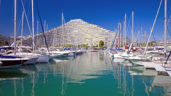 Bateaux amarrés dans la Marina Baie des Anges à Villeneuve-Loubet, France