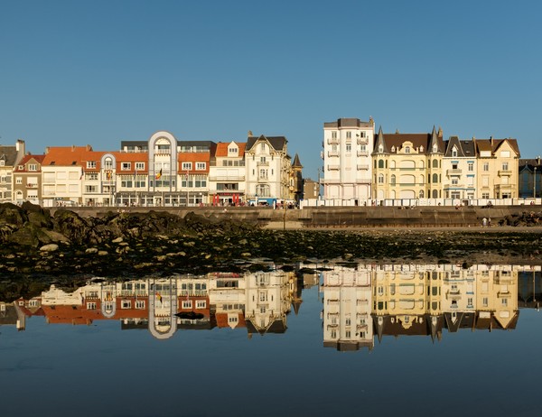 Front de mer de Wimereux réfléchi sur la plage de la côte Français’Opale