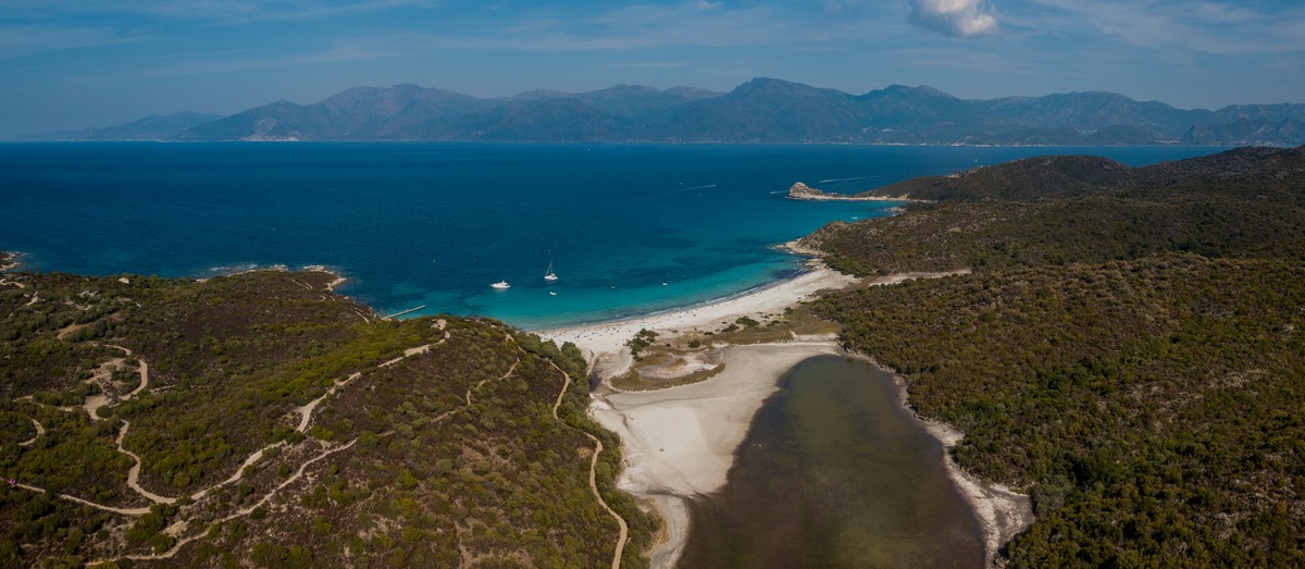 Photographie par drone de la côte et de la mer en Corse - Plage du lotu