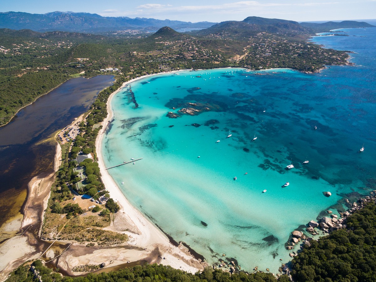 Vue aérienne de la plage de Santa Giulia dans l’île corse France