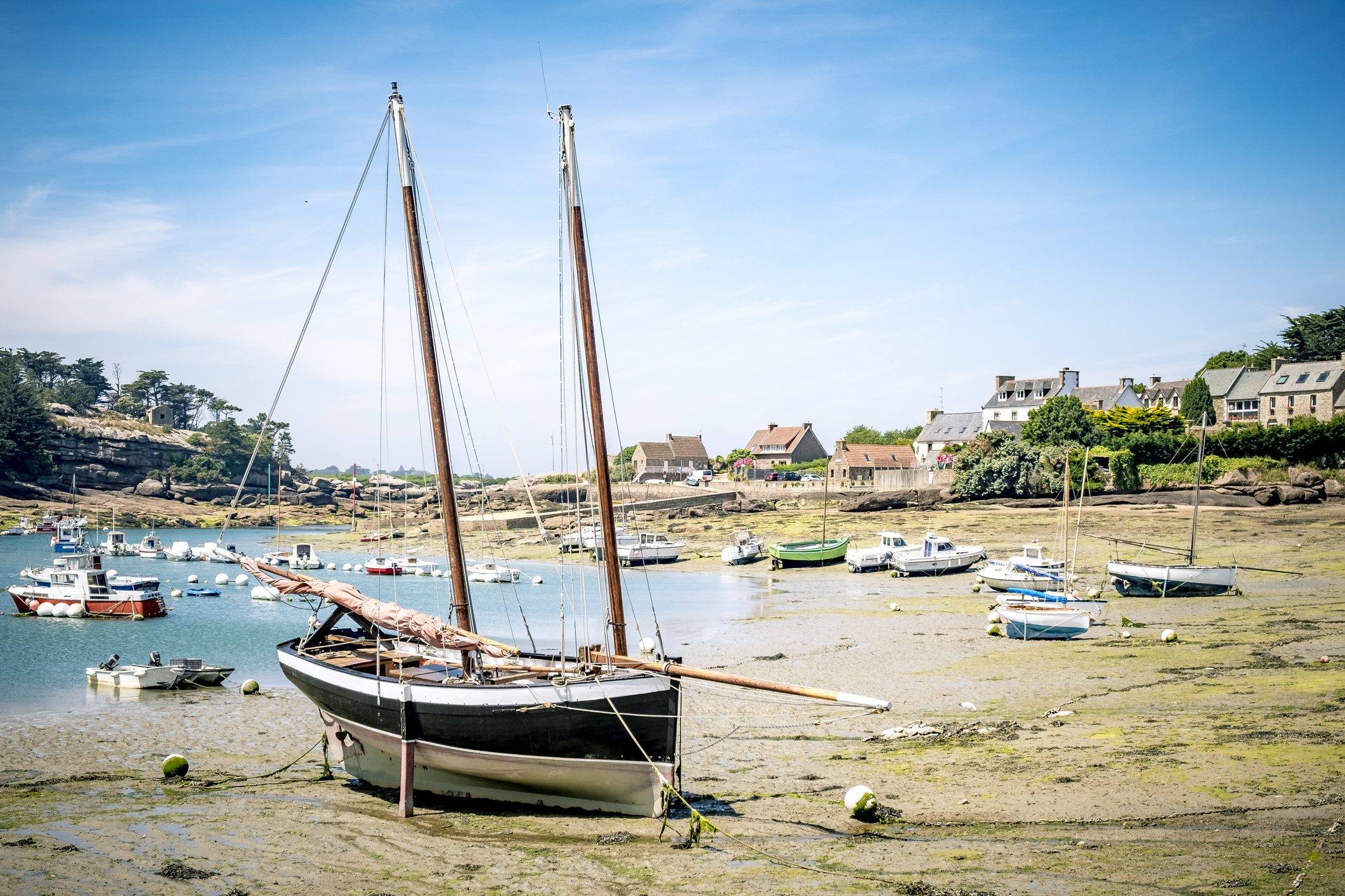 Bateau à voile traditionnel bretonne dans le port de Saint Guirec de la côte de granit rose en Bretagne, France