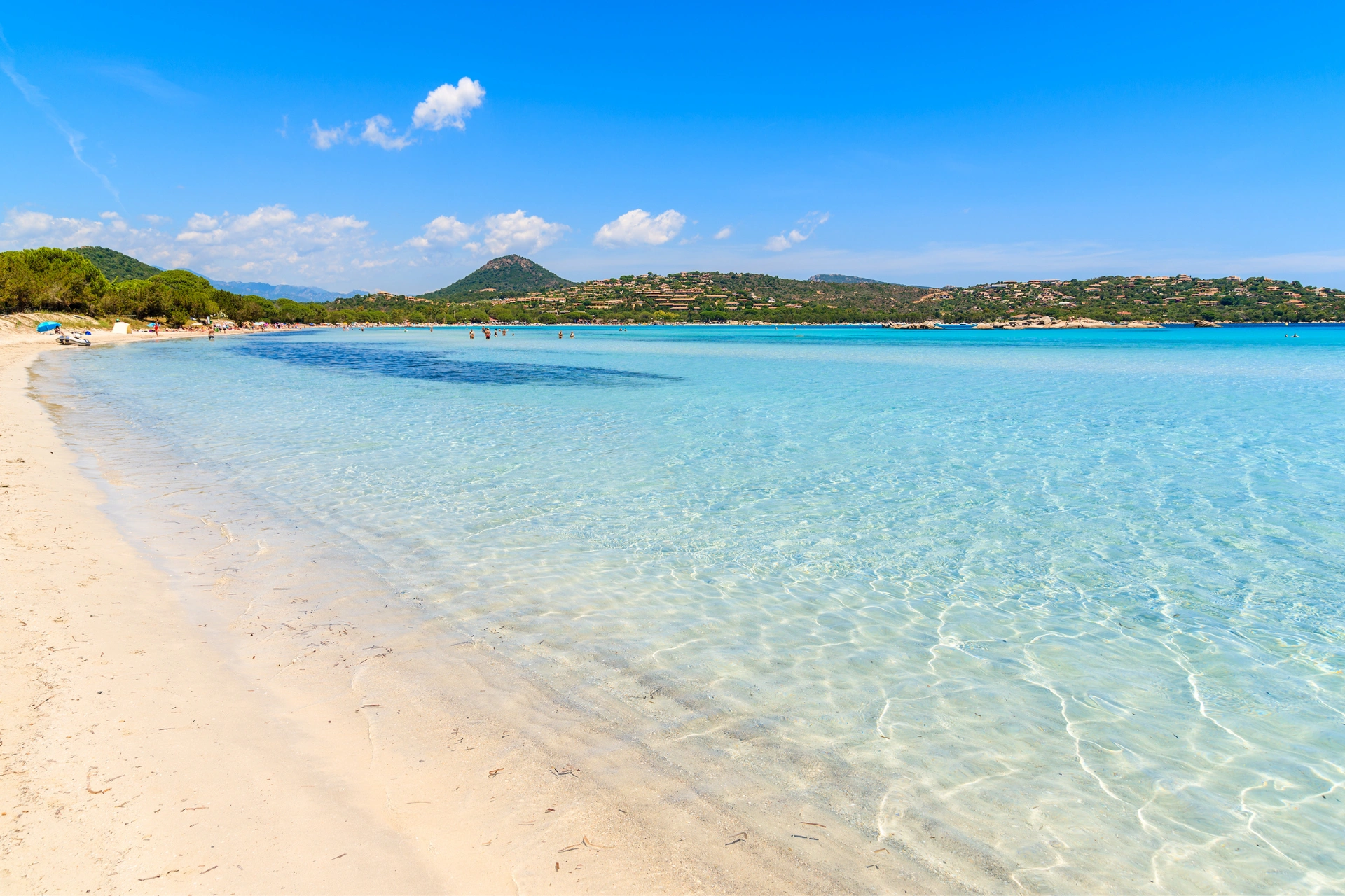 Plage paradisiaque en Corse avec eau turquoise et rochers rouges