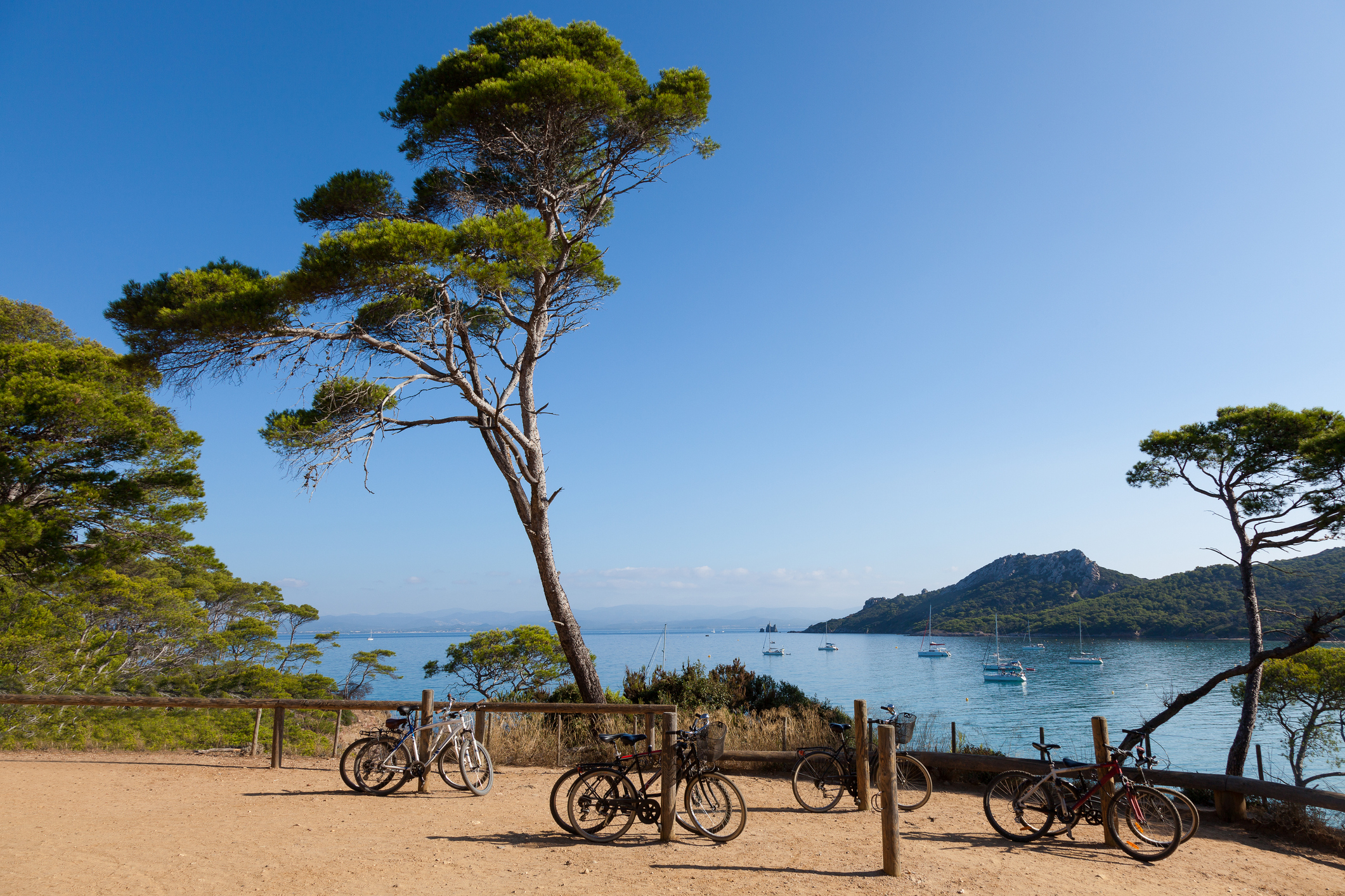 Vélos avec vue sur la mer sur l'ile de Porquerolles en France.