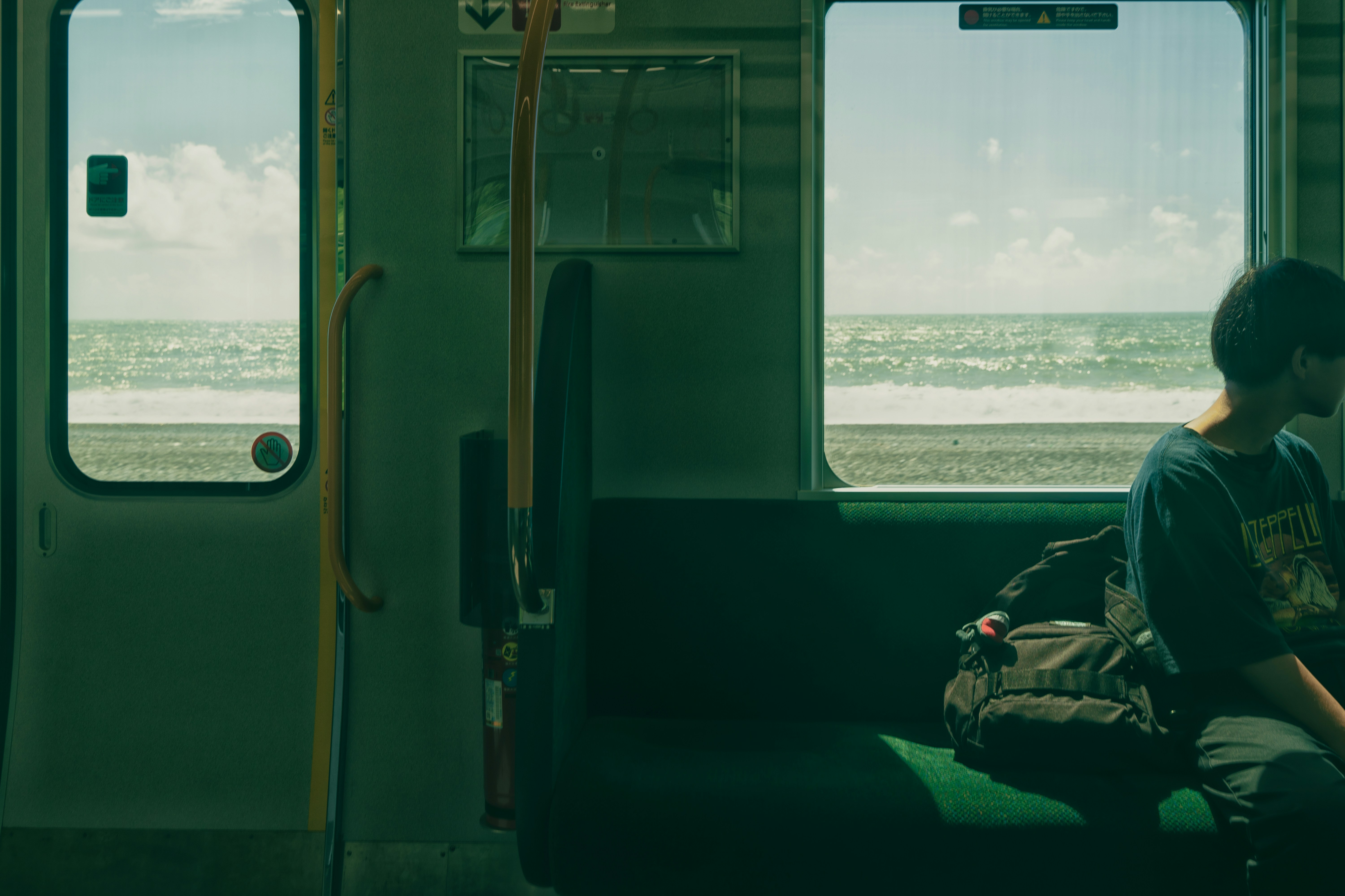 Vue sur la mer depuis un train – week-end plage sans voiture en France